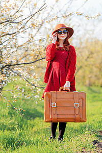 红衣帽子红发女孩在花樱花园穿图片