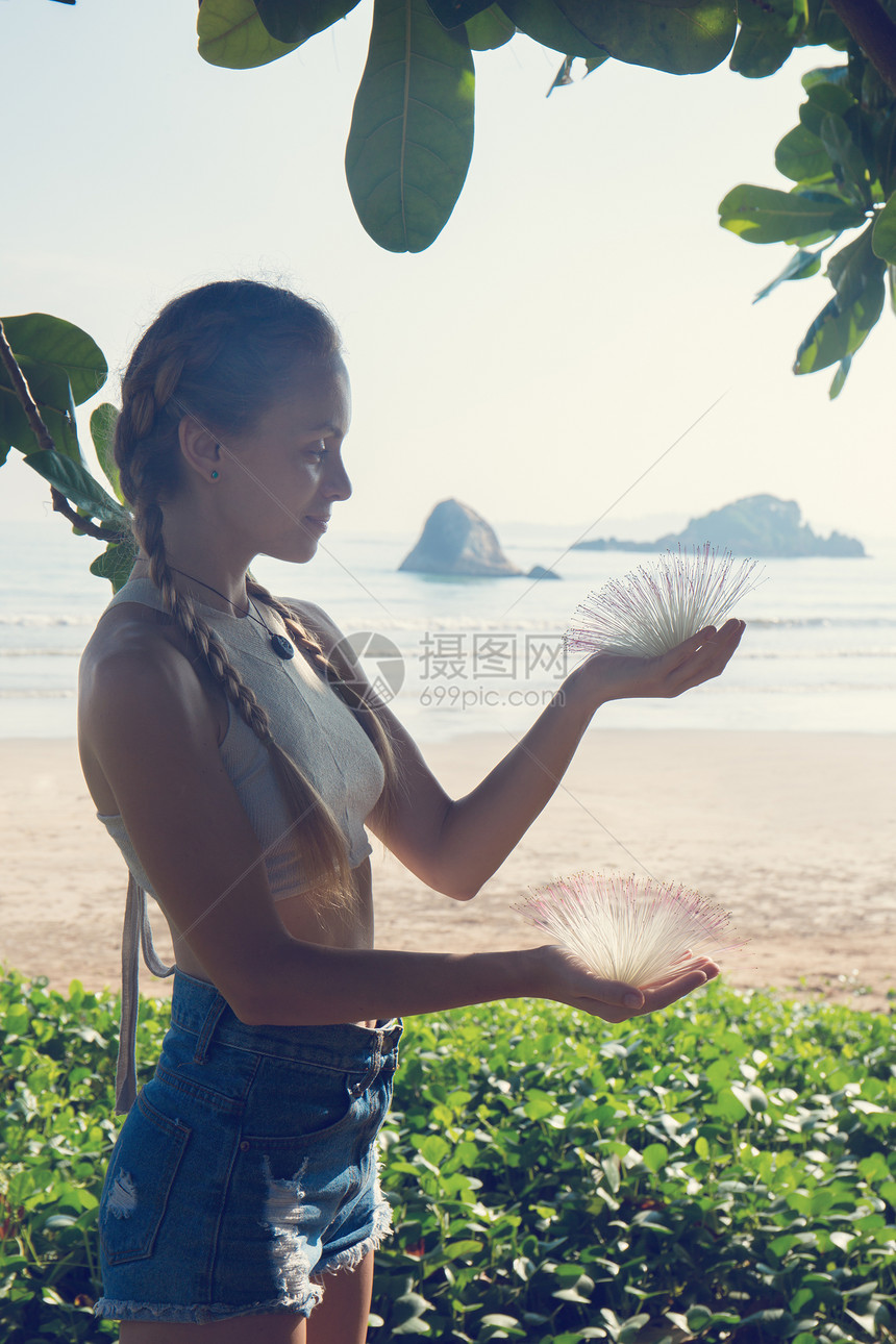 美丽的女孩手里握着海毒图片