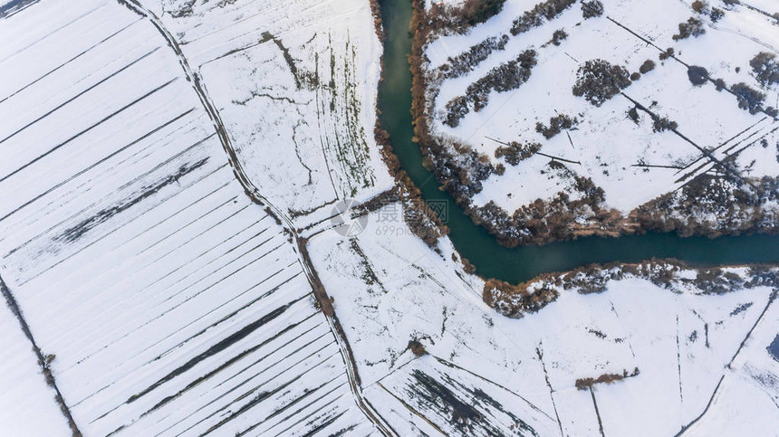 空中看到河边经过的雪覆盖田图片