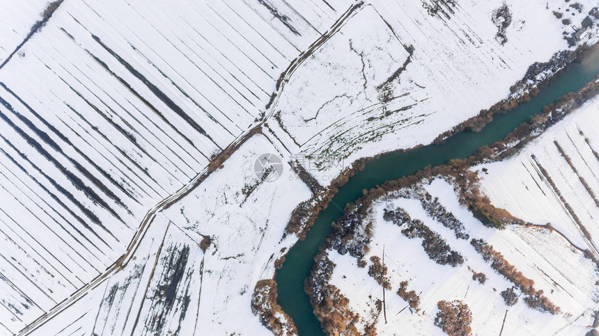 空中看到河边经过的雪覆盖田图片