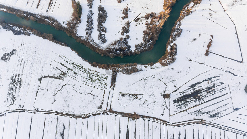 空中看到河边经过的雪覆盖田图片