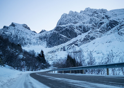山谷中的道路挪威的自然景观图片