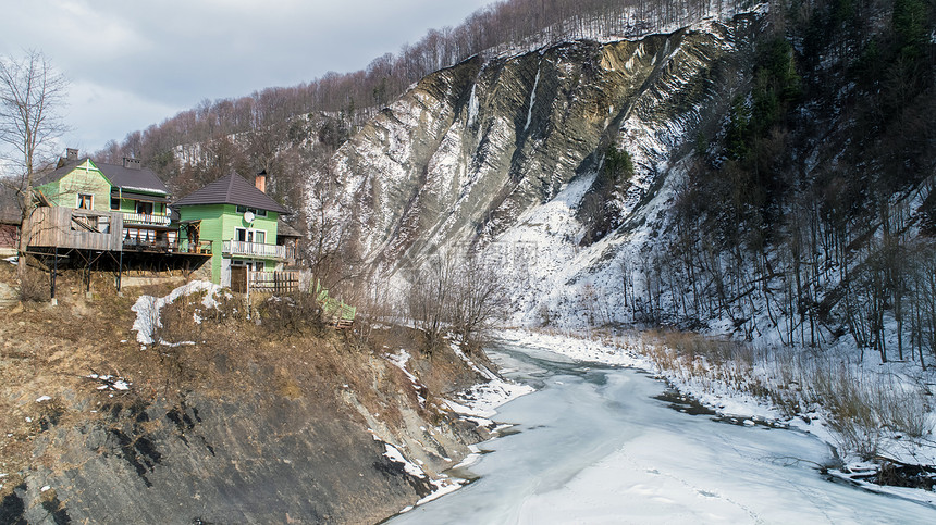 冬季喀尔巴阡山脉空中观察乌图片