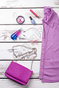 化妆品和衣服紫色衬衫和皮包还有链柄垂图片