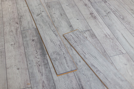 新层压地板上的灰色木板图片
