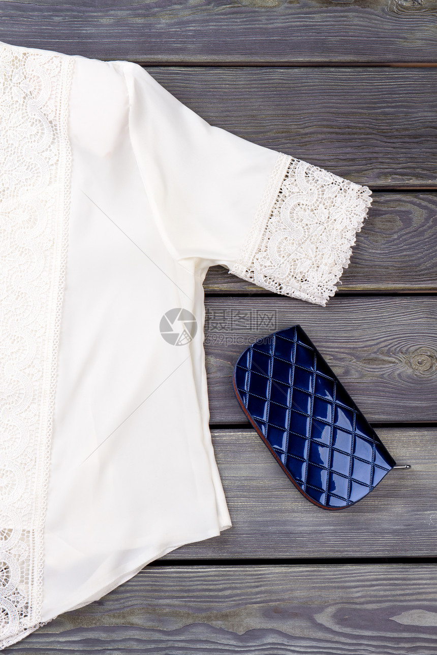 蓝色皮革钱包和白色蕾丝衬衫图片