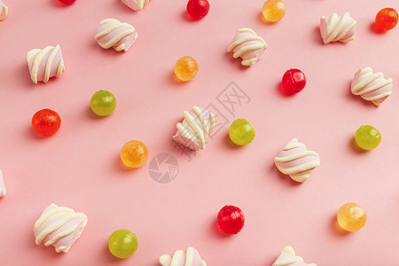 粉色表面的棉花糖和彩色甜点图片