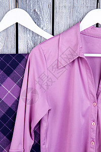衣架上紧贴紫色丝绸衣服黑图片