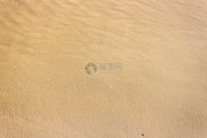 清澈的湿沙滩纹理背景图片