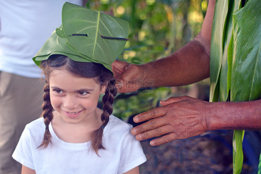 在拉罗汤加库克群岛的生态旅游之旅中为一名旅游女孩图片