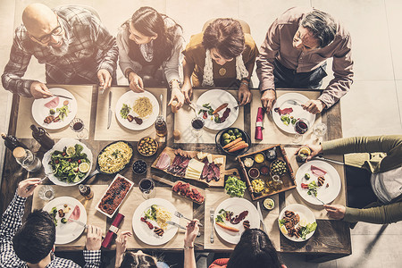 一群人一起吃饭团聚图片