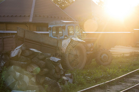俄罗斯旧拖拉机在山丘的村子图片