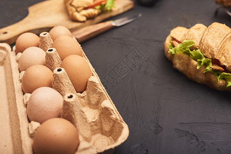 新鲜烤面包羊角面包三明治蛋黄油巧克力图片