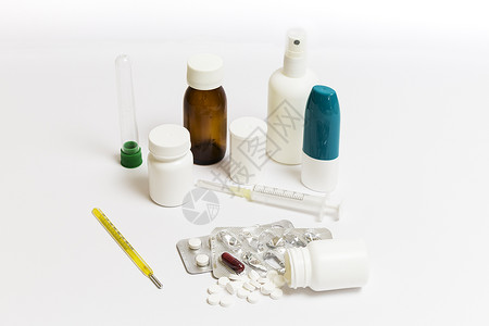 白色背景上的一组药丸药罐喷雾剂糖浆和注射器图片