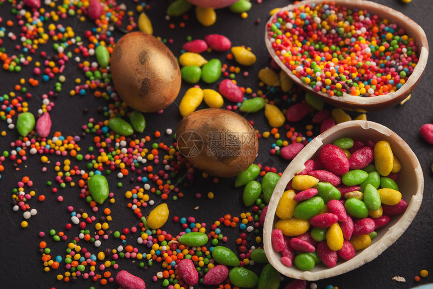 复活节鸡和巧克力蛋多彩糖果和喷洒在黑色表面上万日甜点和传统符号请使用复制空间的贺图片