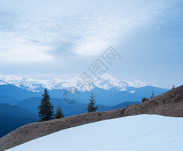 在山的春天风景阴天白雪皑的山脉的视图戈弗拉山图片