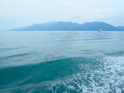 由海上船舶引起的波浪背景图片