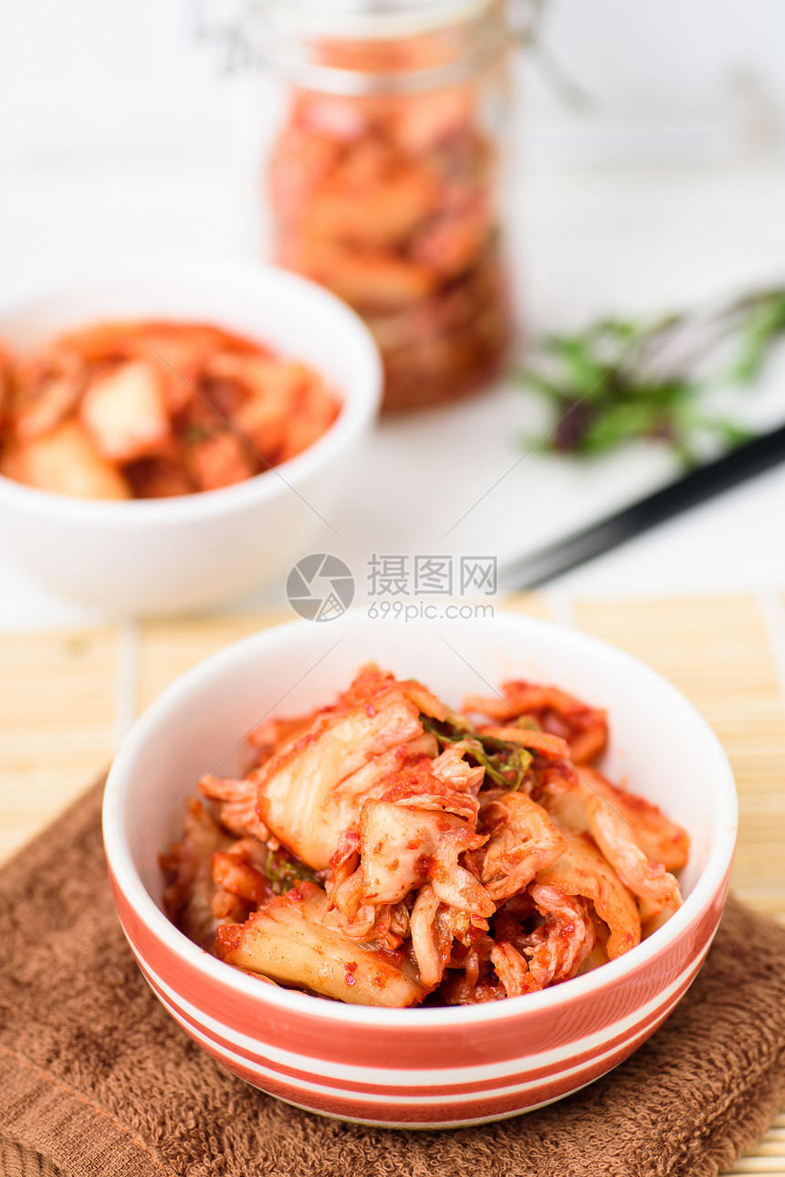 碗里的泡菜卷心菜韩国食品图片