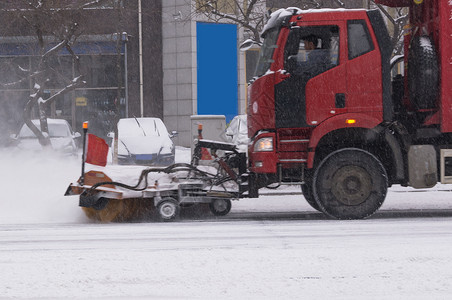 在暴风雪和降雪时城市的清雪工作用一图片