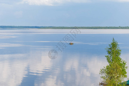在塞利格湖水面中间的小船背景图片
