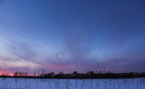 寒冬的日落在的夜晚田野图片