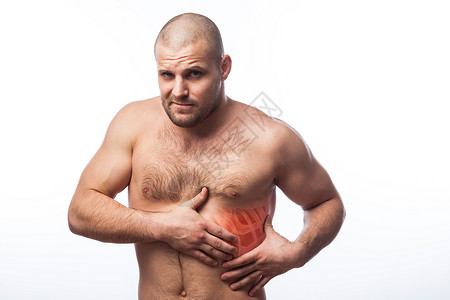 胸膜炎肋骨受伤年轻的秃头男子嬉戏的体格保持在孤立的白色背景上的疼痛肋骨背景
