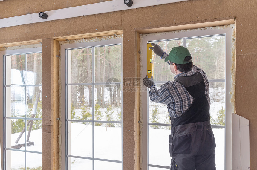 建筑工人用木纤维板隔热生态木结构房屋用白色木板完成天花图片