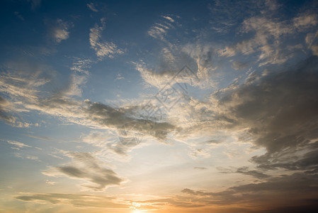 日落雷雨前的乌云图片