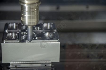 CNC碾磨机使用固体冲洗器切割汽车图片