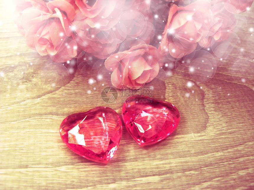 两颗红宝石和玫瑰花爱情人图片