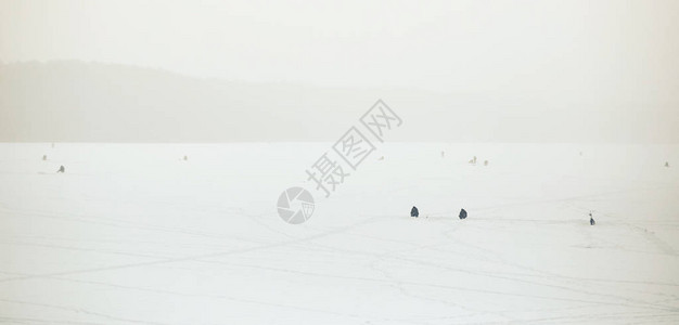 白俄罗斯格罗德诺莫洛克诺湖冬季渔高清图片