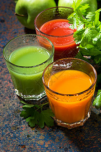 胡萝卜西红柿和草药的新鲜蔬菜汁杯子最图片