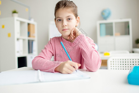 小学女生在课堂上用书桌边图片