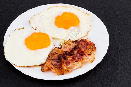 早餐炸鸡蛋和烤肉图片