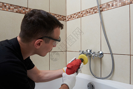 男人在浴室做家务工人擦图片