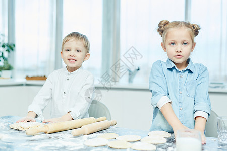 小可爱的兄弟姐妹们在准备自制糕点时图片