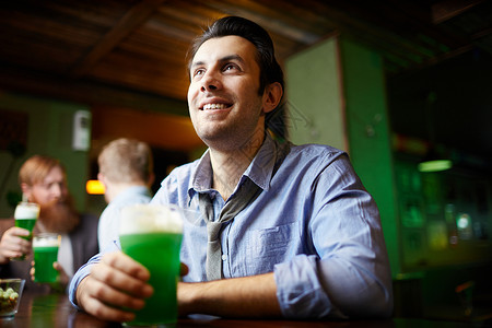 快乐的年轻人喝啤酒享受酒吧时间坐在酒图片