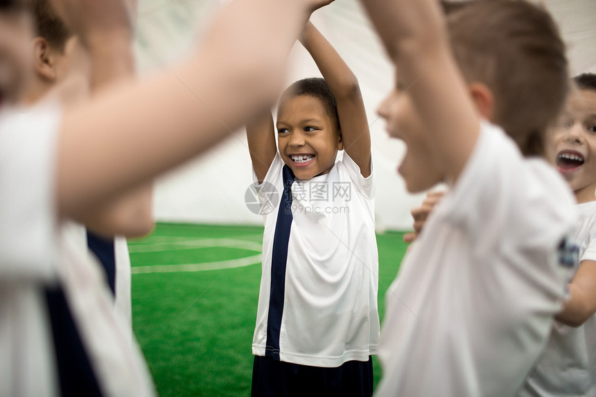 穿着足球制服的兴奋男孩在比赛后表达欢乐或胜利图片