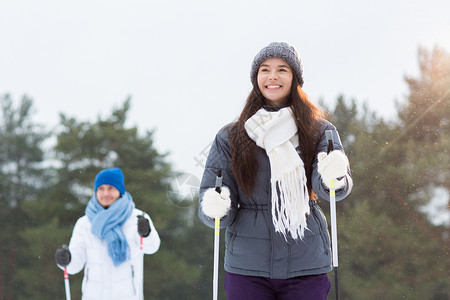 身穿温暖冬夹克白围巾灰编织甜豆和毛绒手套的快乐年轻女子图片