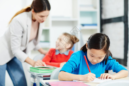 启发女学生在同学和老师的谈话背景上图片