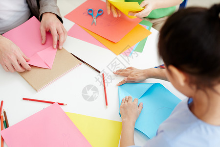 中学生在制作折纸时使用粉色和蓝图片