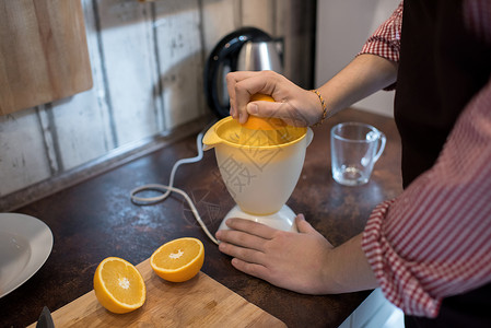 在厨房做橘子饮料图片