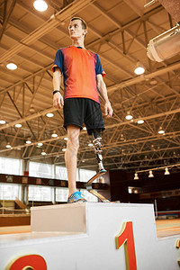 青年残奥会冠军在现代室内体育场站在获胜者节日的优图片