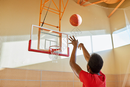 职业非裔美国篮球员在球场上独自训练时将球扔进图片