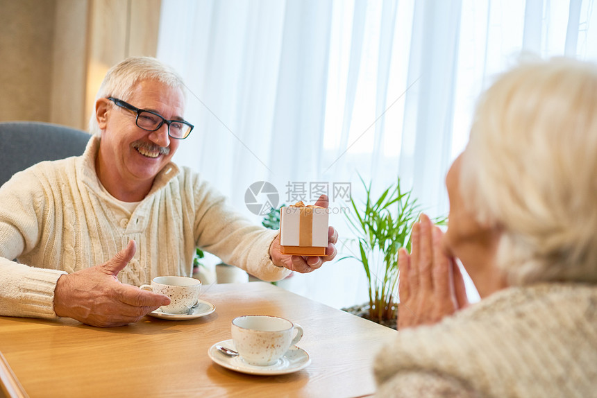 在舒适的咖啡馆庆祝结婚周年时图片