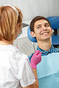 英俊的年轻人正在牙科诊所进行牙科检查牙医正在用牙科图片