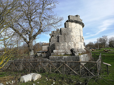 德里亚诺沃贝内文托门外的恩尼奥马尔索陵墓遗迹背景