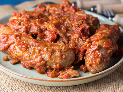 用意大利传统番茄酱煮的香肠和猪肉拉链图片