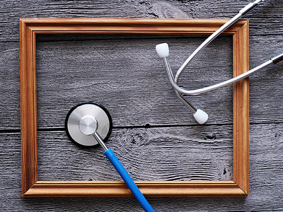 医生听诊器和木制框图片