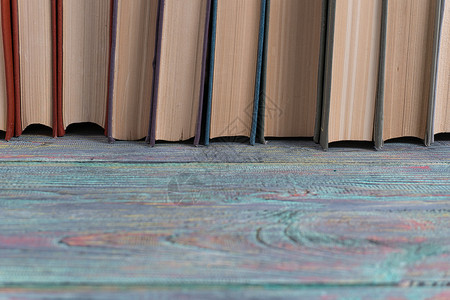 很多书都是有彩色木质背景的背景图片